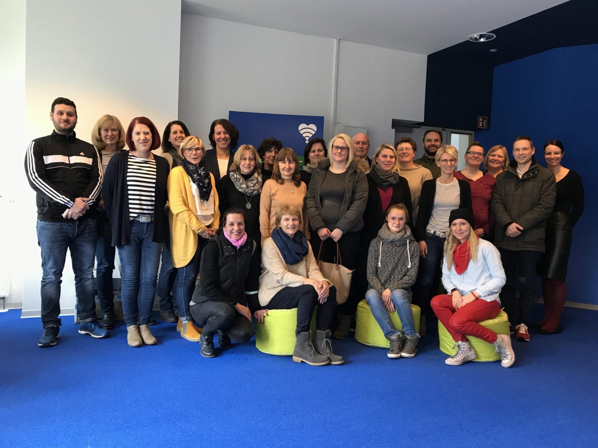 Gruppe von Männern und Frauen in einem Büro.