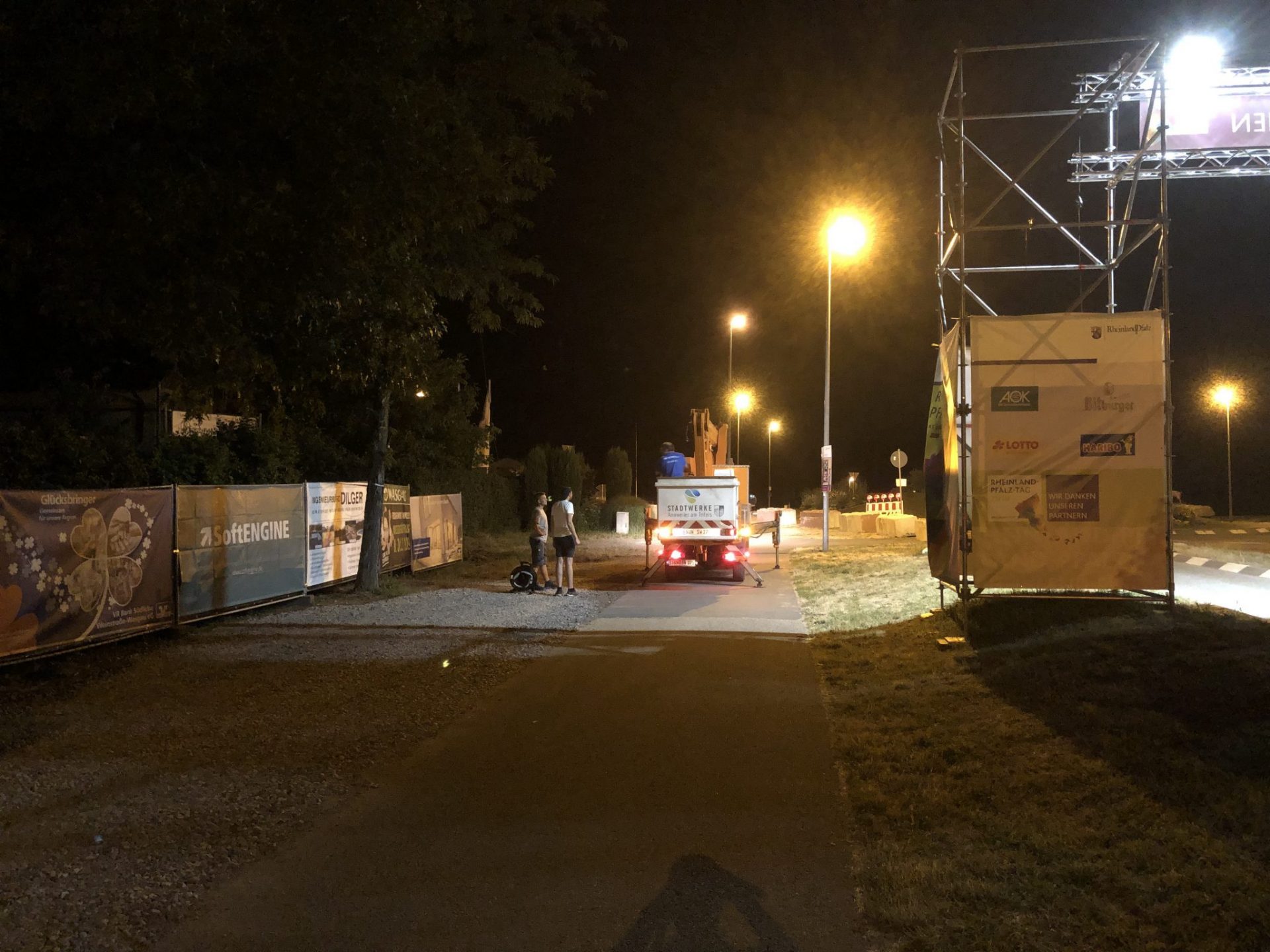 Eine Hebebühne in der Nacht auf einer Straße.