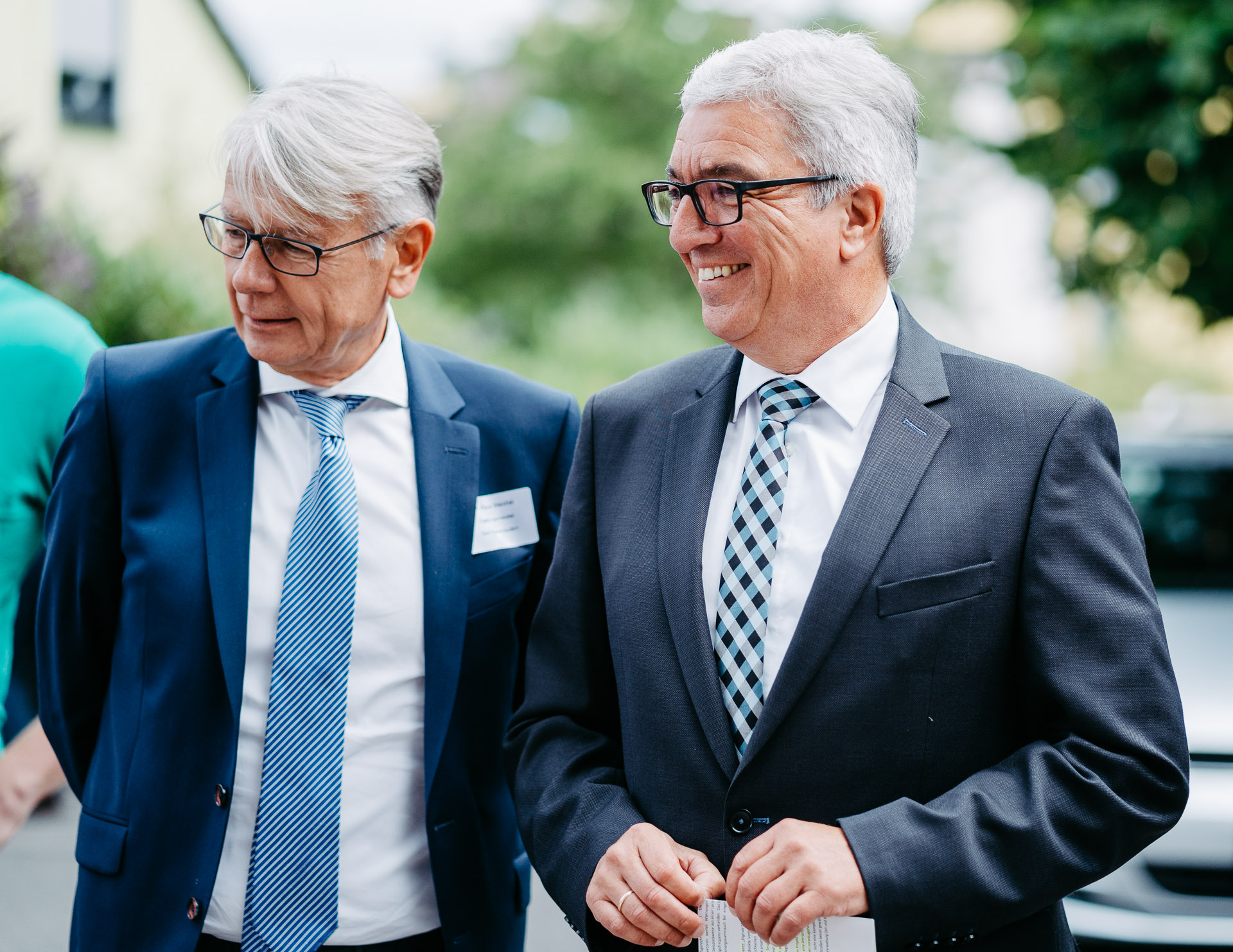 Der Oberbürgermeister Dr. Klaus Weichel und der Innenminister Roger Lewentz stehen nebeneinandern und lächeln.