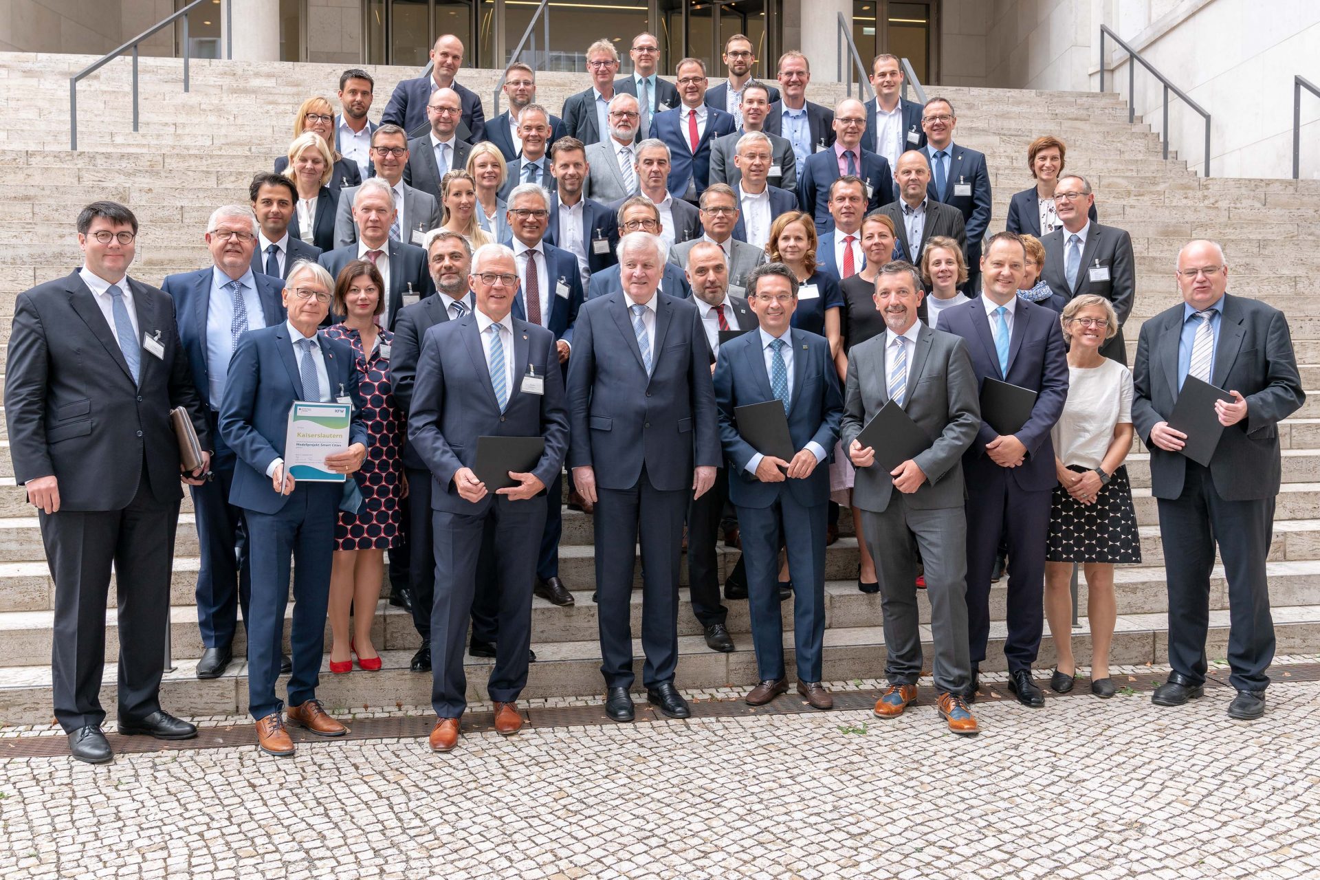 Gruppenfoto auf einer Treppe, ca. 40 Leute