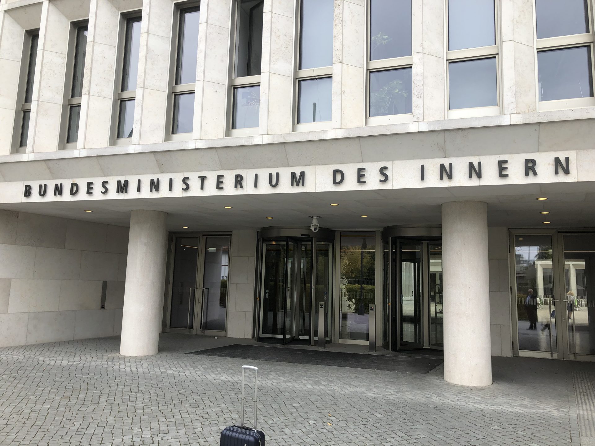 Eingang eines Gebäudes, Aufschrift "Bundesministerium des Innern"