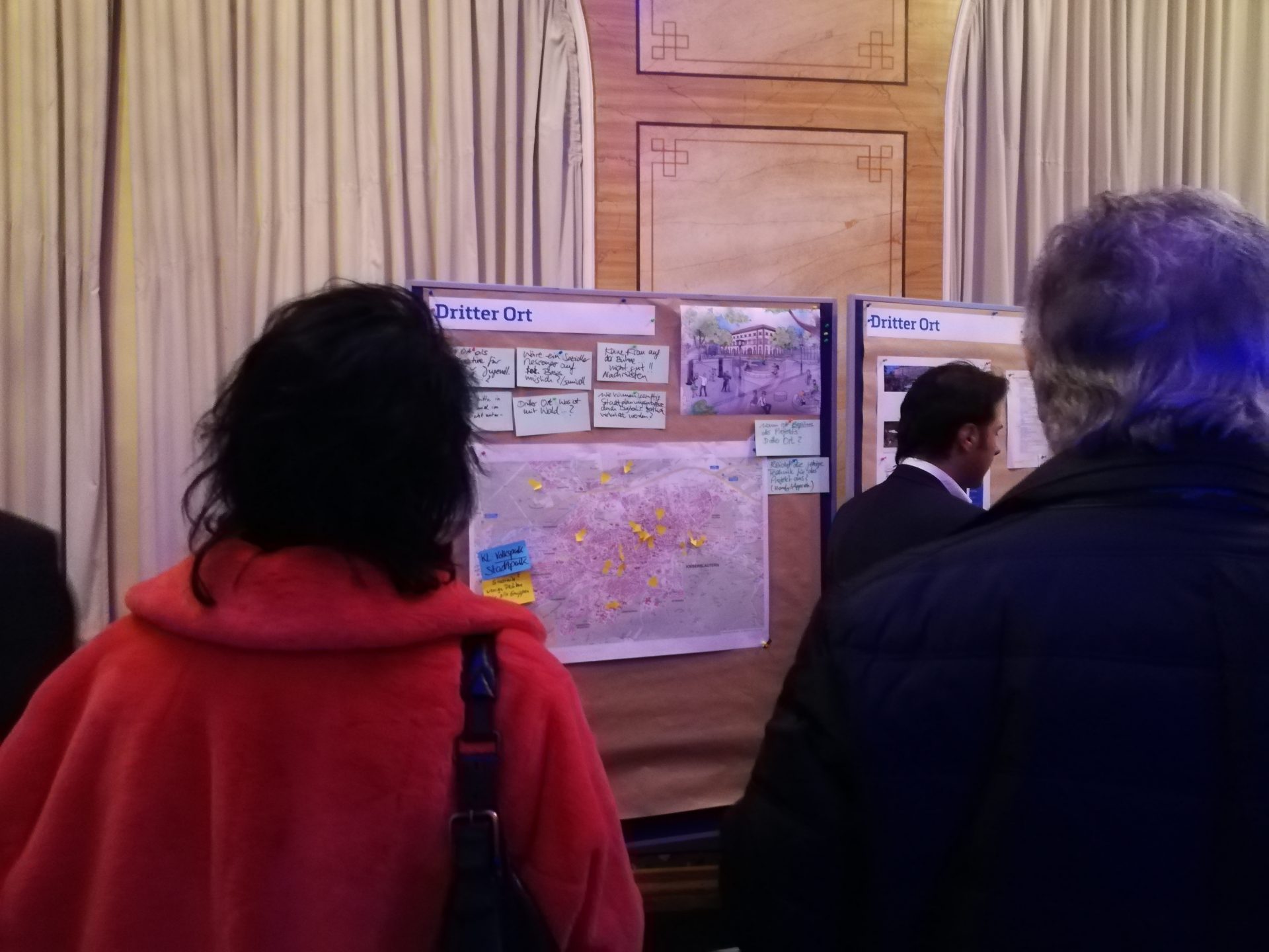 Besucher/-innen betrachten einen Infostand