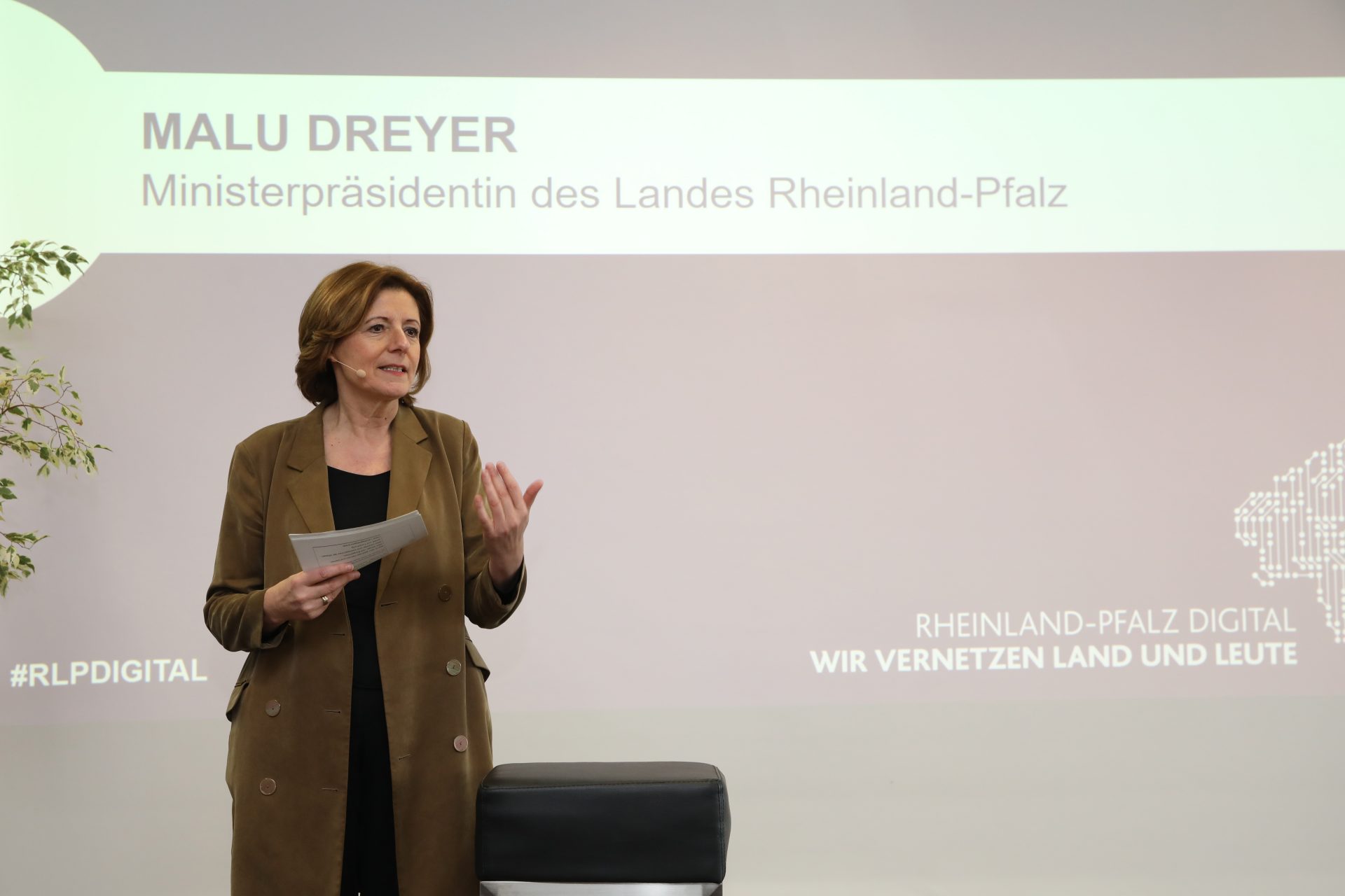 Ministerpräsidentin Malu Dreyer spricht vor Publikum