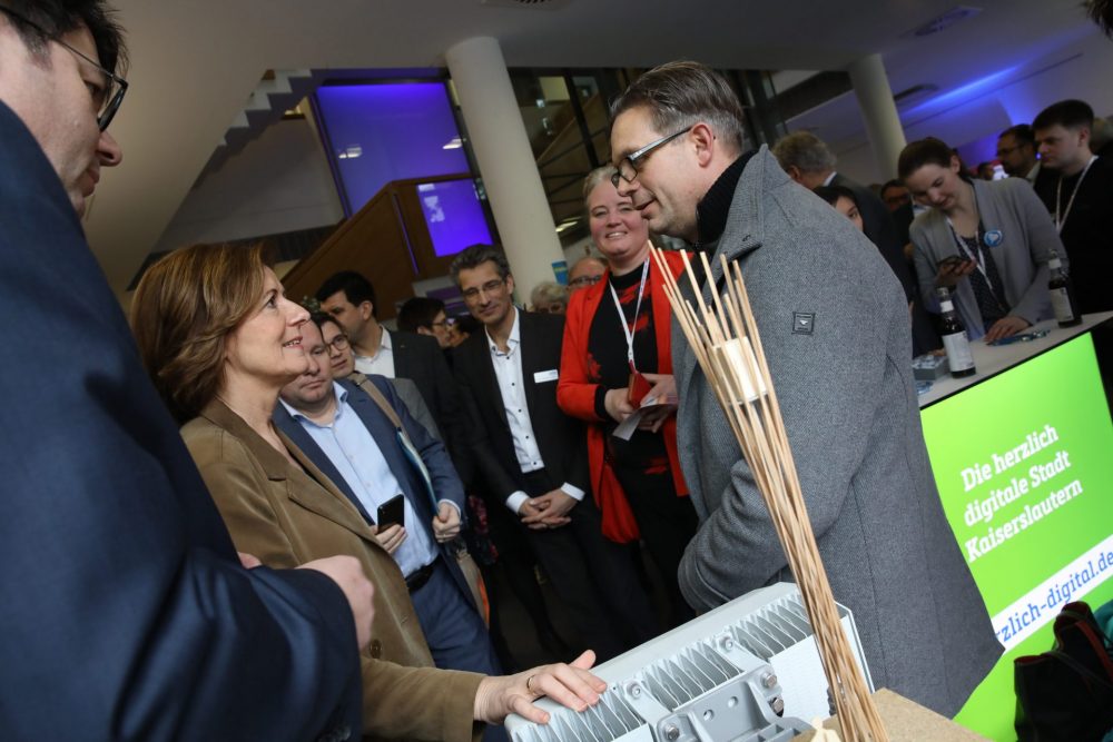 Malu Dreyer am Stand von KL.digital, zu sehen mit Entwurf eines 5G-Holzmastes