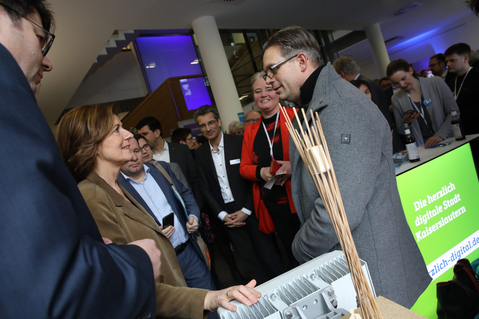 Malu Dreyer am Stand von KL.digital, zu sehen mit Entwurf eines 5G-Holzmastes