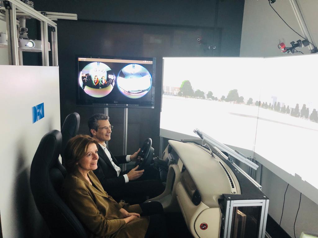 Ministerpräsidentin Malu Dreyer mit Prof. Dr. Antonio Krüger (CEO des DFKI) in einem Fahrsimulator