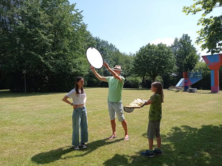 Ein Mann und zwei Kinder richten ein Fotoset ein