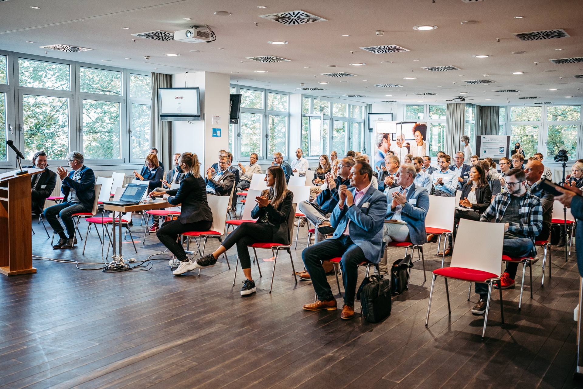 Publikum applaudiert in einem Saal