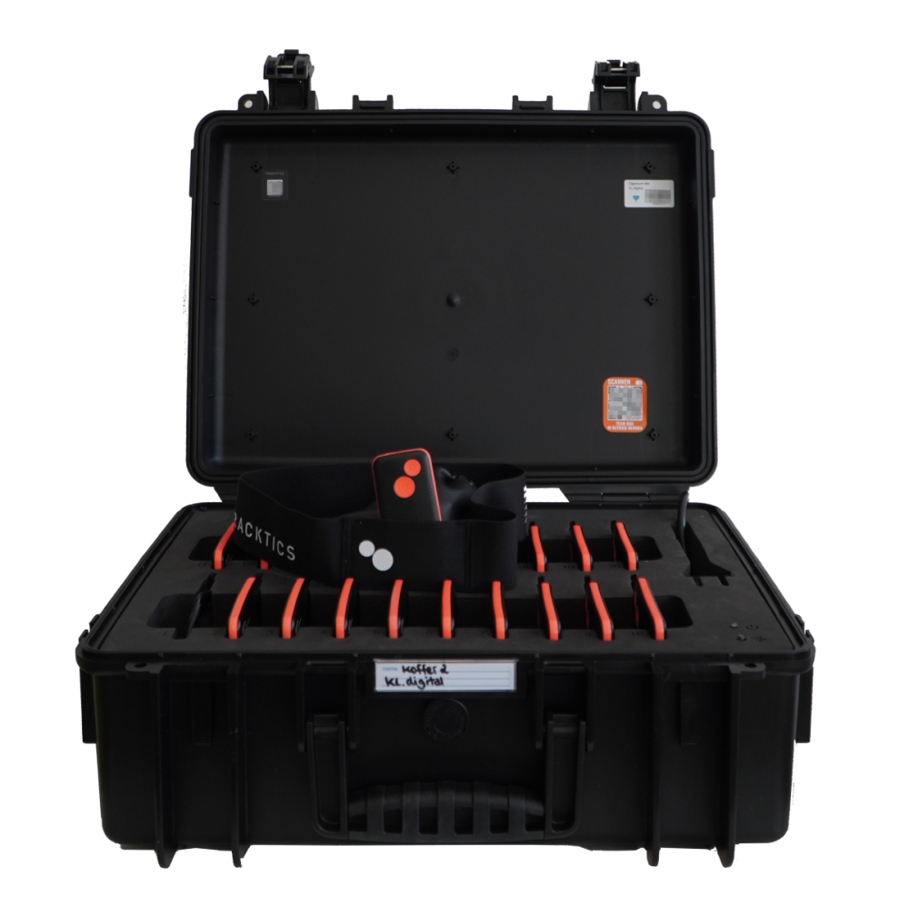 Ein aufgeklappter schwarzer Koffer mit mehreren orangefarbenen Trackinggeräten darin.