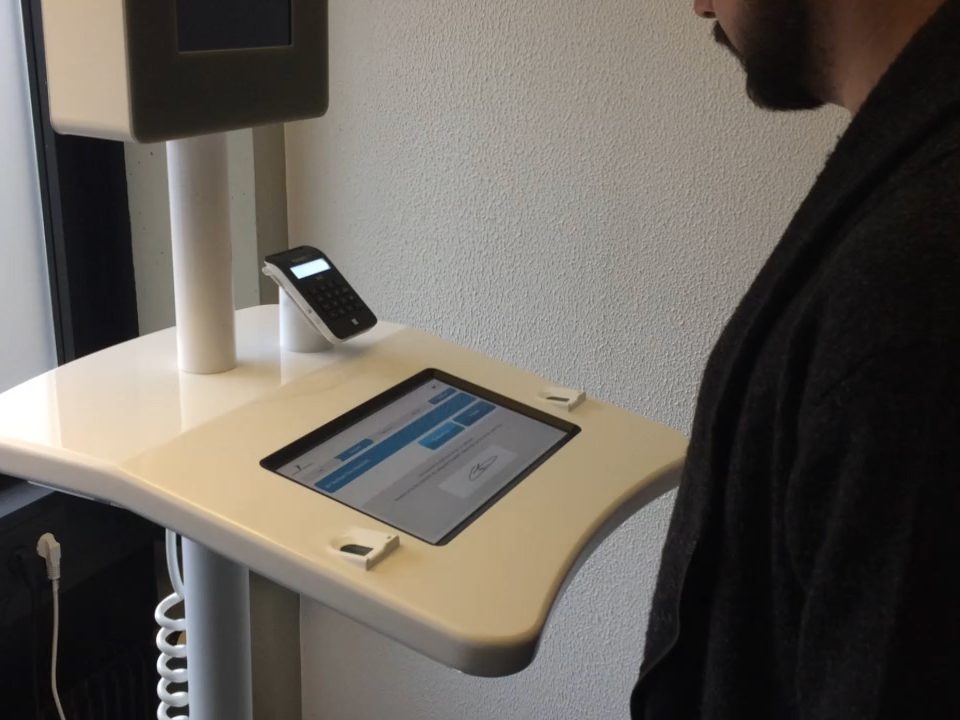 Ein Mann steht vor einem digitalen Terminal