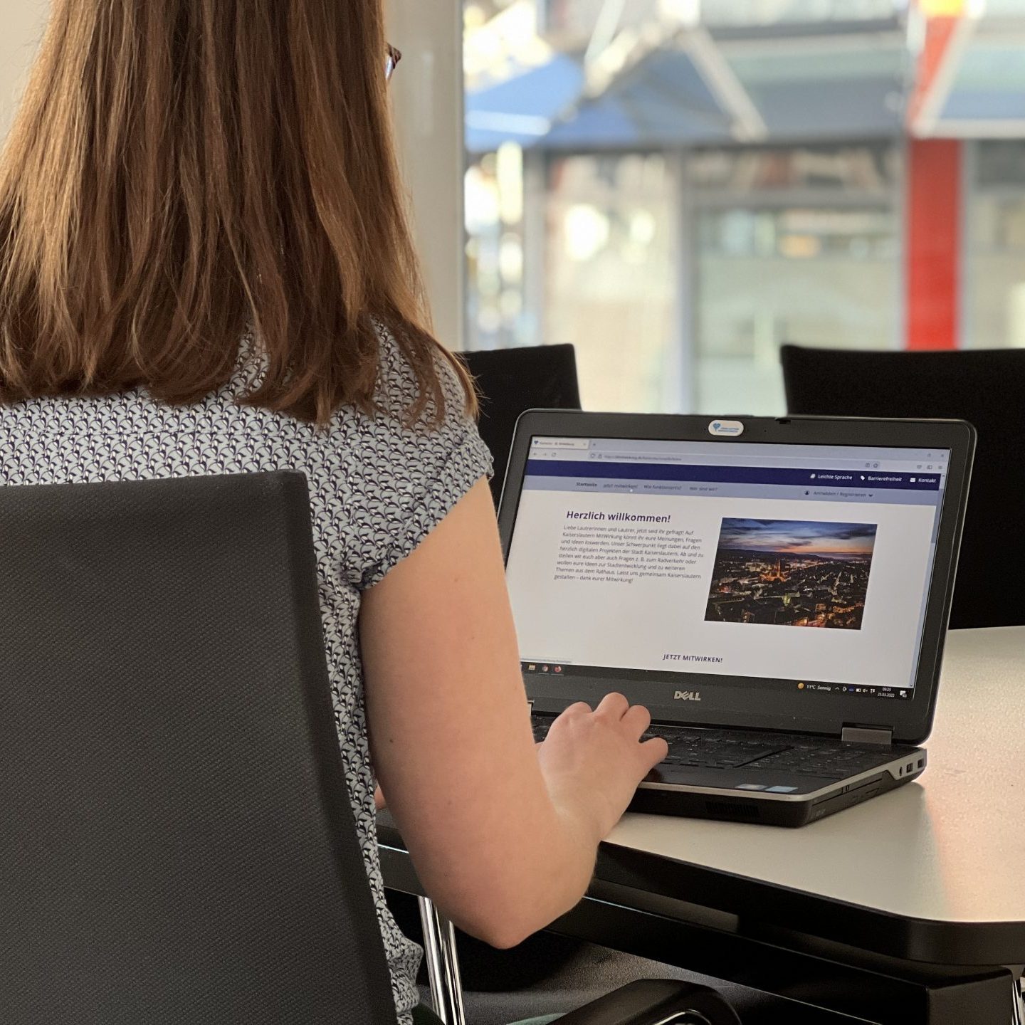 Eine Frau sitzt an einem Laptop, auf dem die Seite Kaiserslautern MitWirkung geöffnet ist.