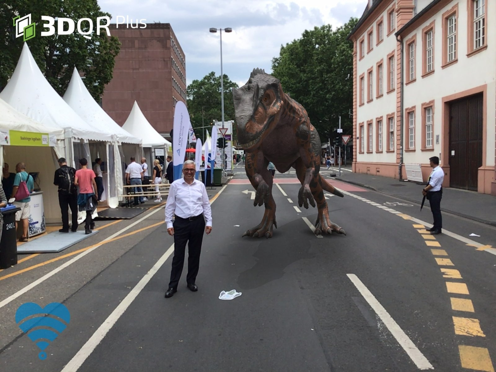 Ein Mann steht auf einer Straße neben Festzelten, hinter ihm steht ein animierter Dinosaurier