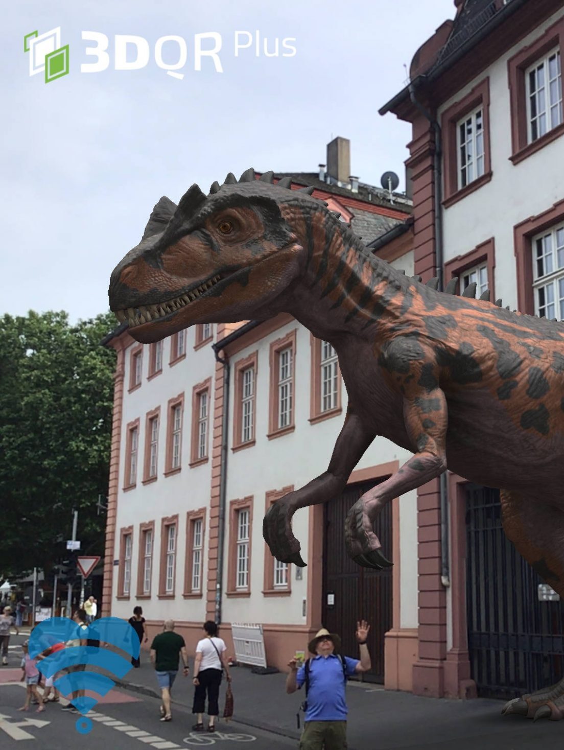 Ein Mann steht auf einer Straße vor einem Barockgebäude. Über ihm ist ein animierter Dinosaurier zu sehen.