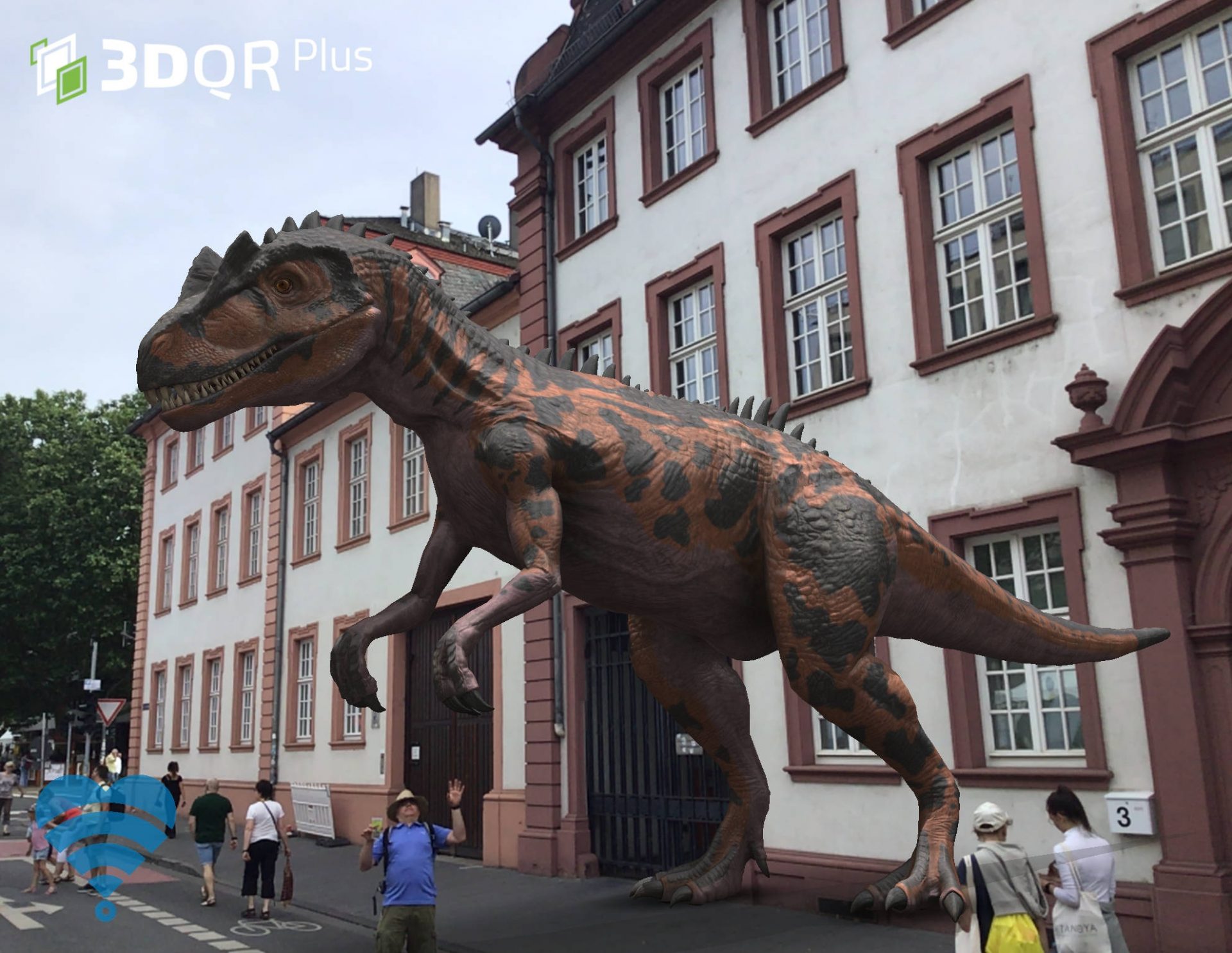 Ein Mann steht auf einer Straße vor einem Barockgebäude. Über ihm ist ein animierter Dinosaurier zu sehen.