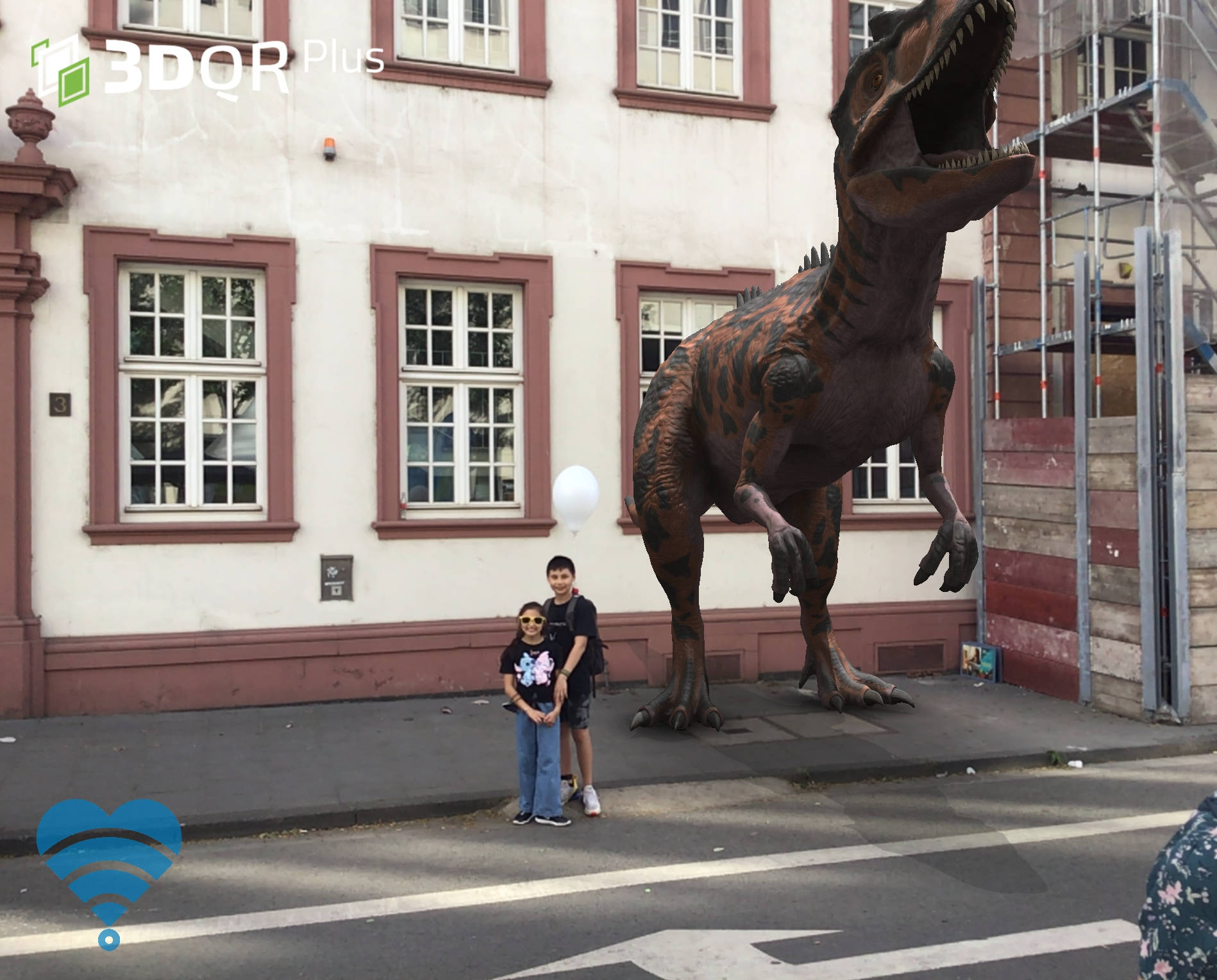 Ein Mädchen und ein Junge stehen auf einer Straße vor einem Barockgebäude. Über ihnen ist ein animierter Dinosaurier zu sehen.