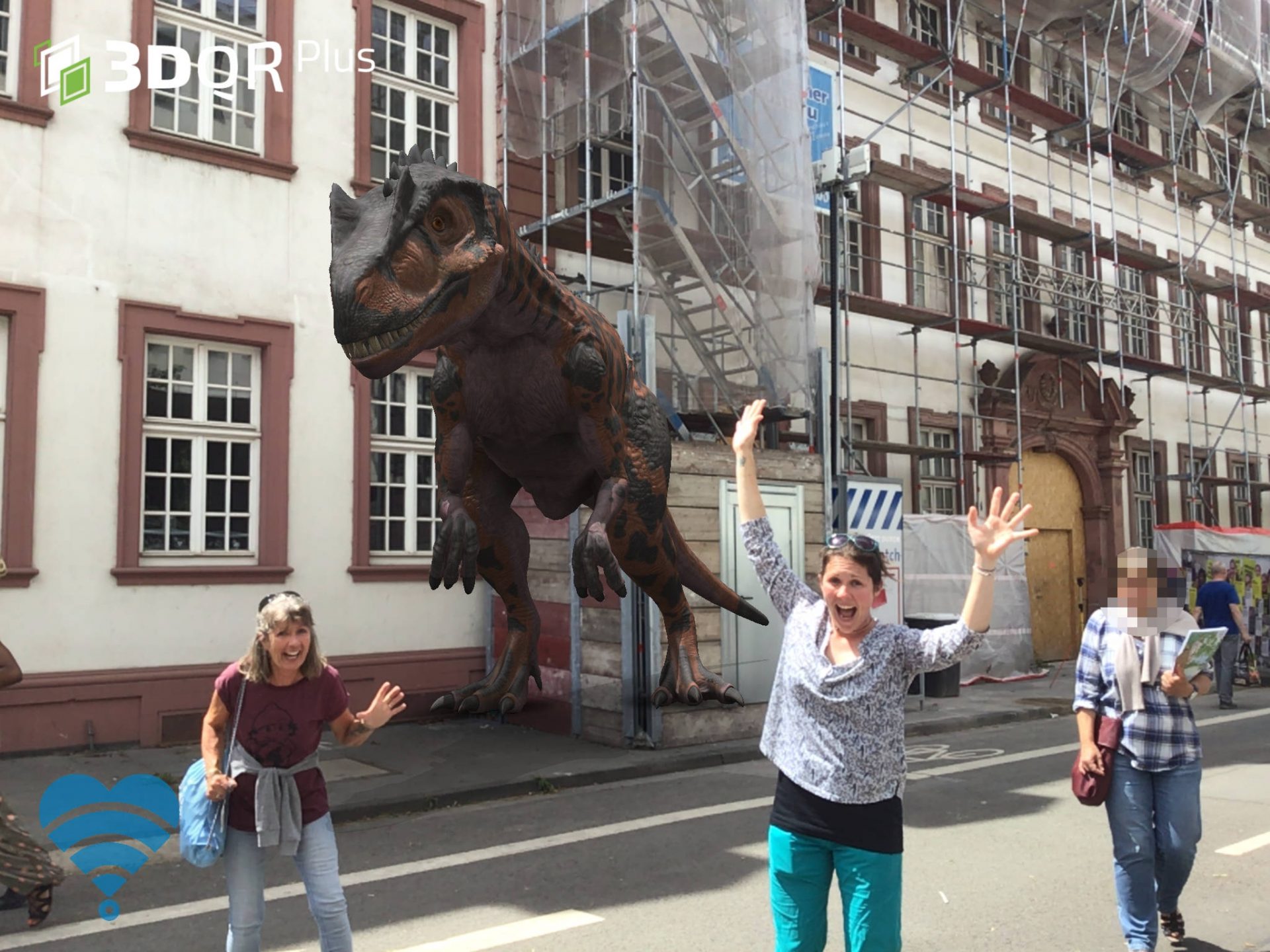 Zwei Frauen stehen auf einer Straße vor einem Gebäude mit Baugerüst. Sie machen den Anschein als würden sie vor etwas fliehen. Hinter ihnen ist ein animierter Dinosaurier zu sehen.