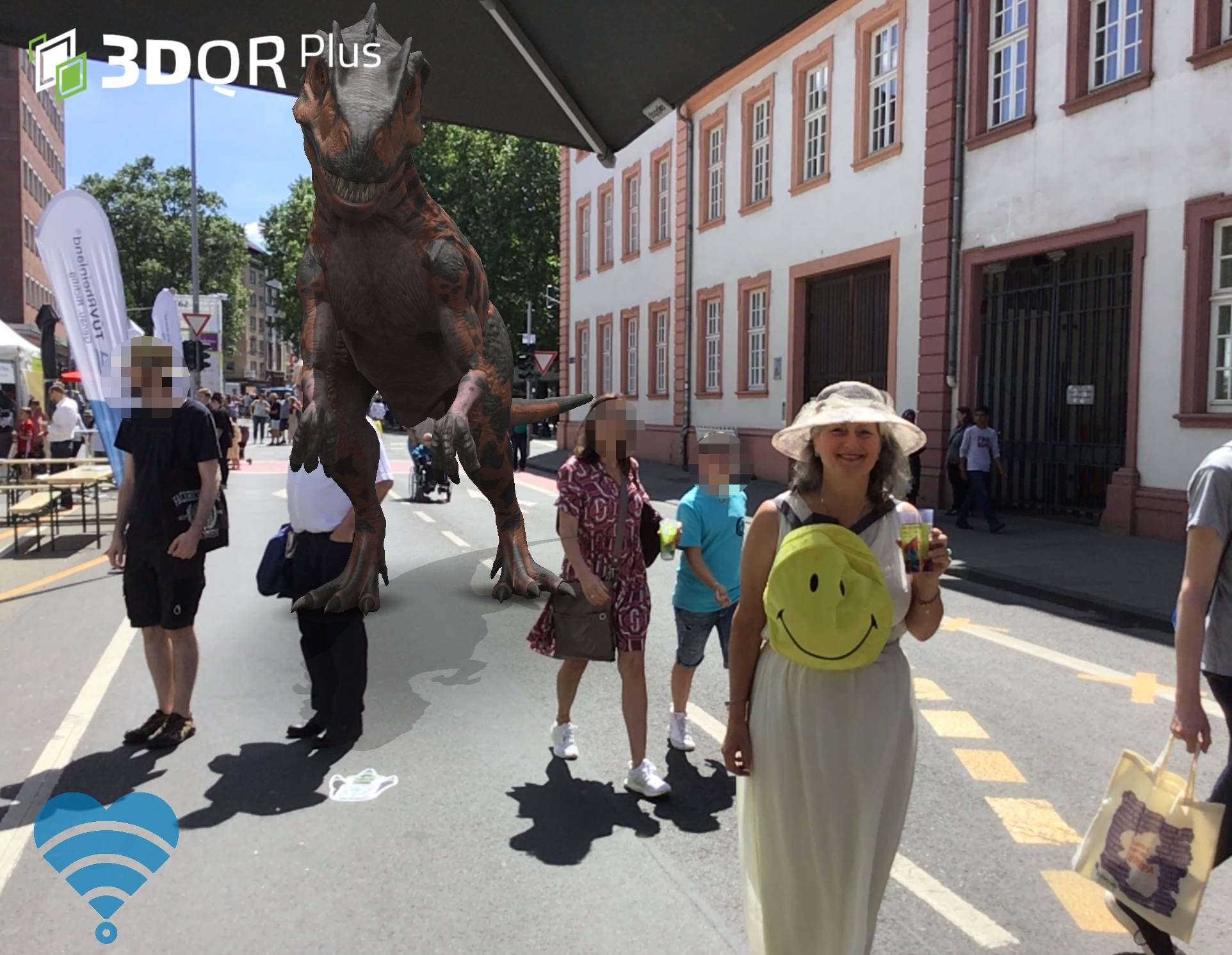 Eine Frau steht auf einer Straße mit Festständen. Hinter ihr ist ein animierter Dinosaurier zu sehen.