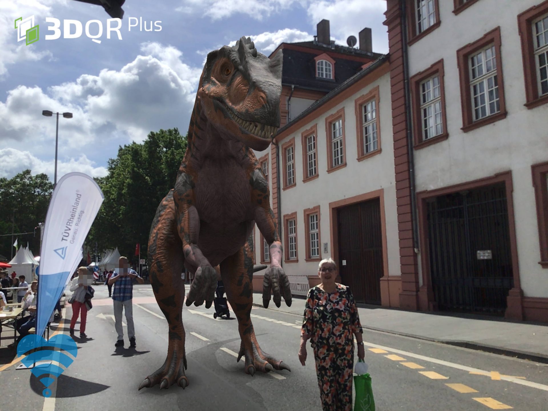 Eine Frau steht auf einer Straße mit Festständen. Hinter ihr ist ein animierter Dinosaurier zu sehen.