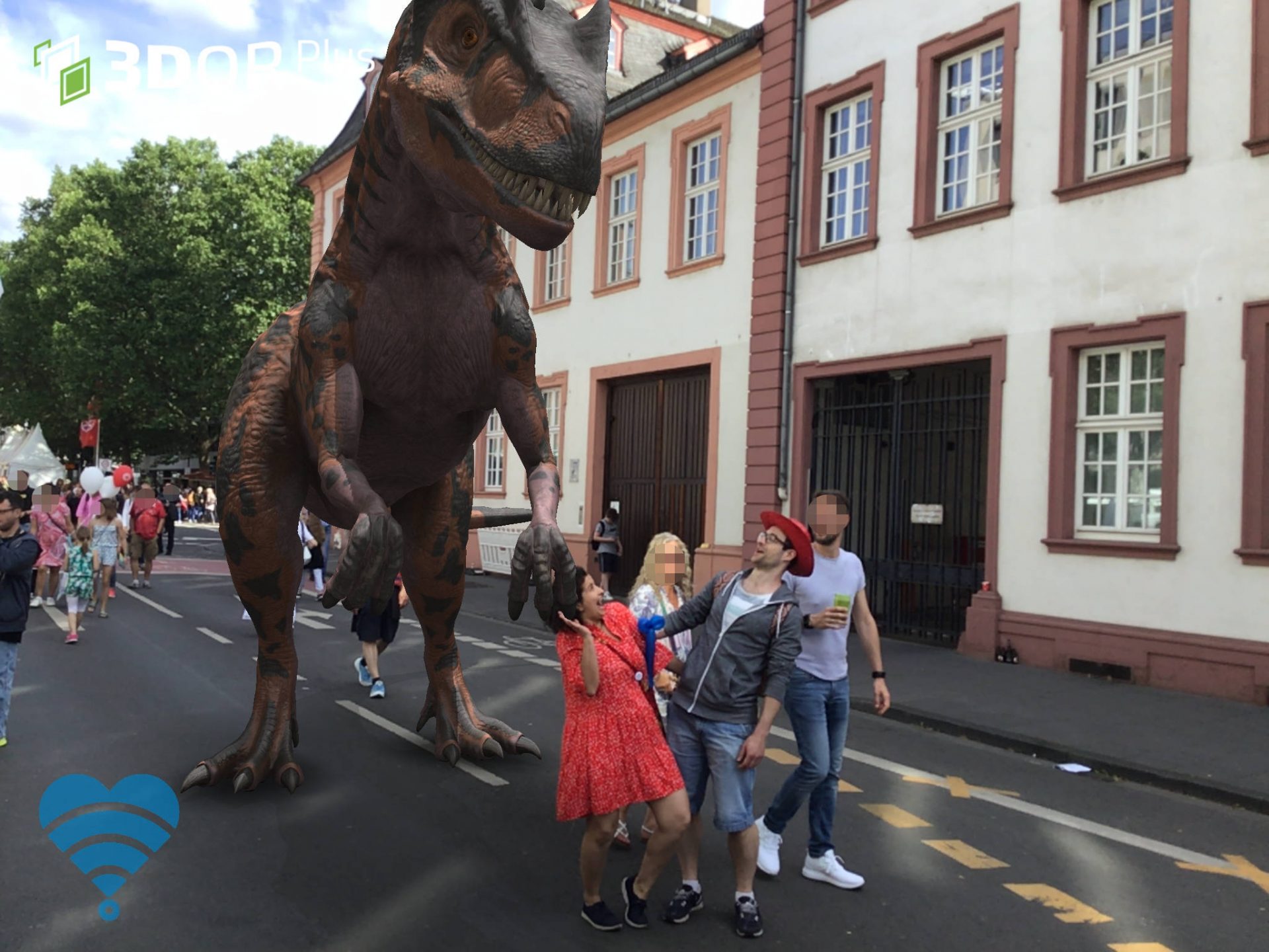 Eine Frau und ein Mann stehen auf einer Straße und erschrecken sich. Hinter ihnen ist ein animierter Dinosaurier zu sehen.