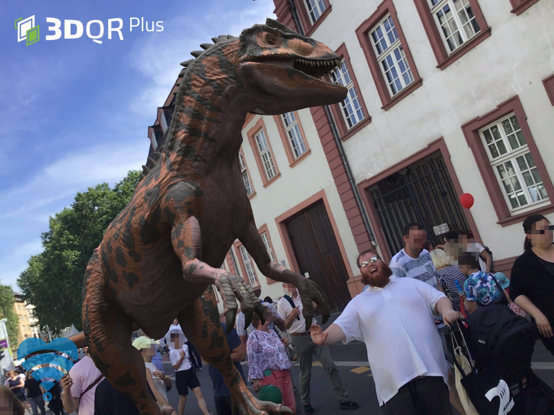 Ein Mann steht auf einer Straße, zwischen vielen Menschen. Hinter ihm ist ein animierter Dinosaurier zu sehen.