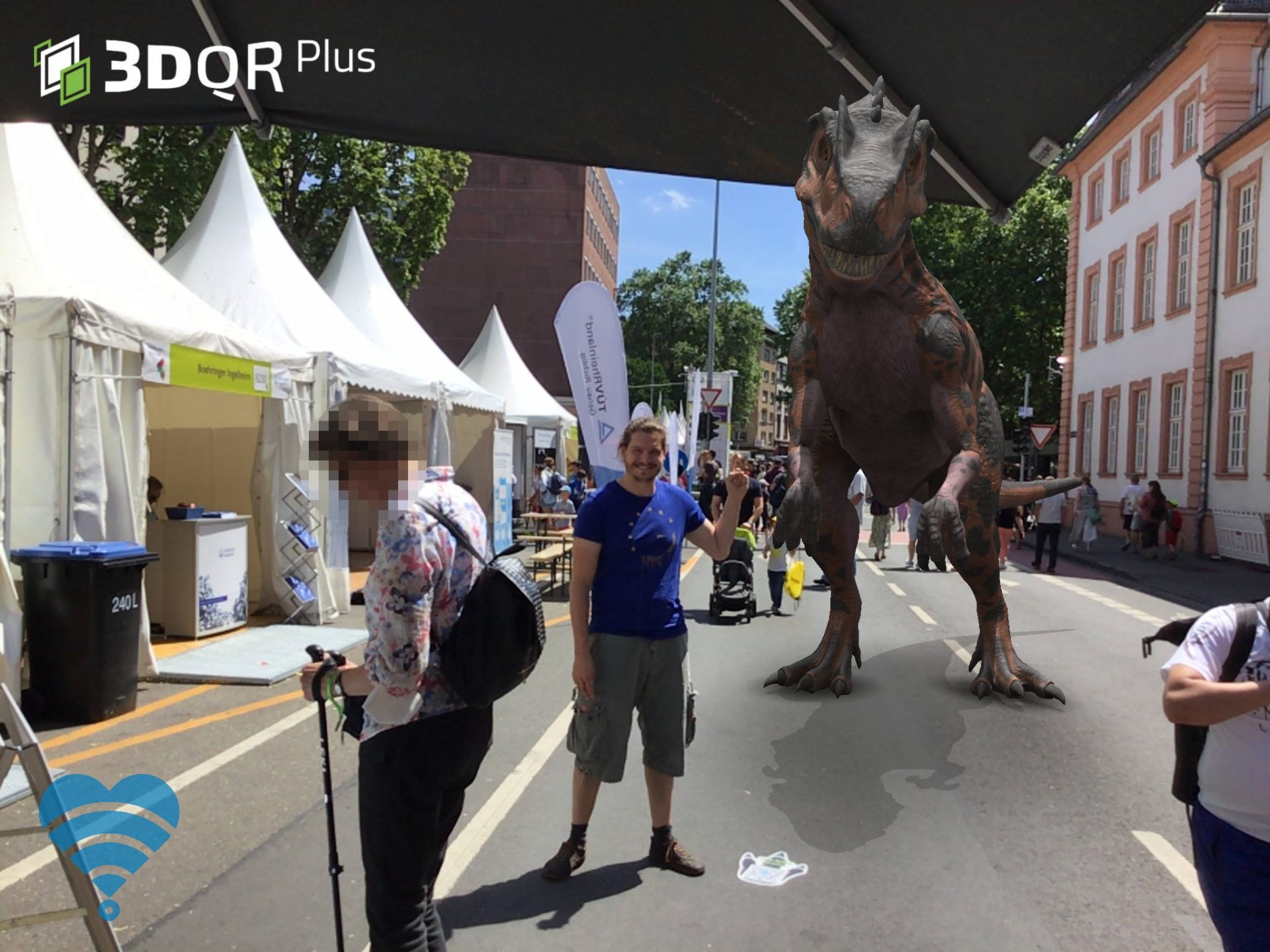 Ein Mann steht auf einer Straße mit Festständen. Hinter ihm ist ein animierter Dinosaurier zu sehen.