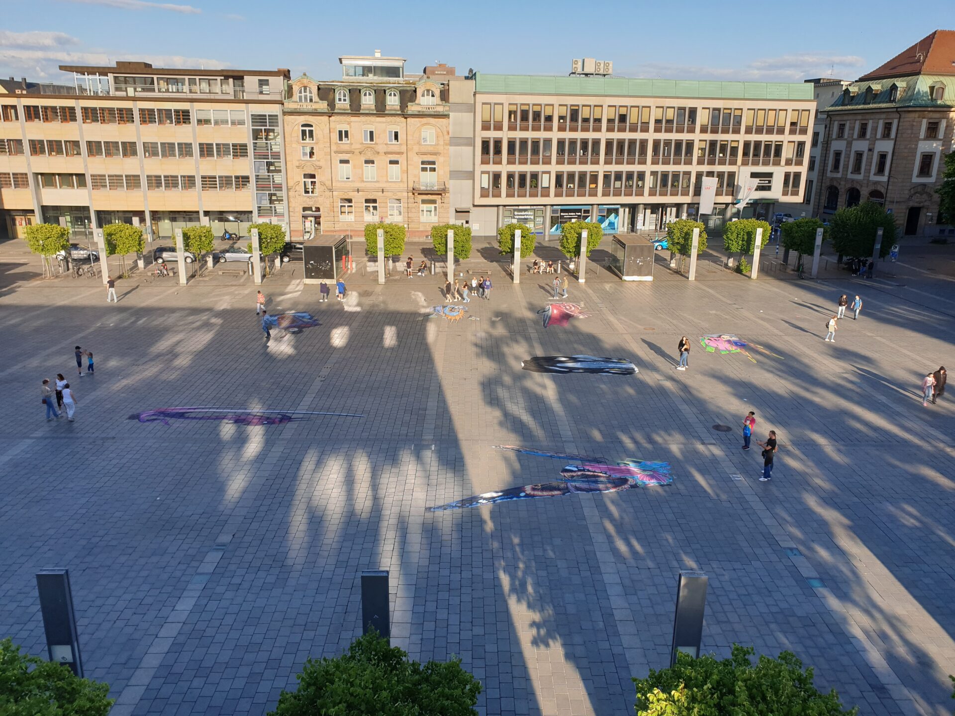 Ansicht eines großen Platzes an einer Straße von oben