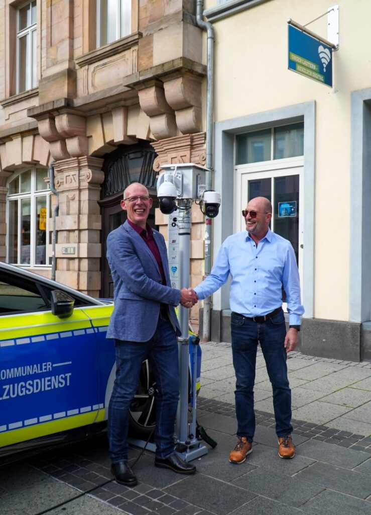 Huber und Schmidt mit einem Masten